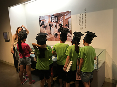 수업중인 어린이들