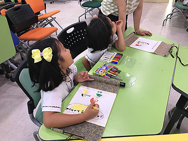 수업중인 아동들