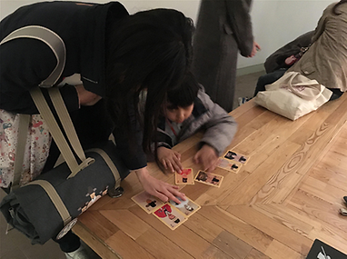 체험가방으로 수업중인 어린이