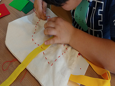 바느질 중인 어린이