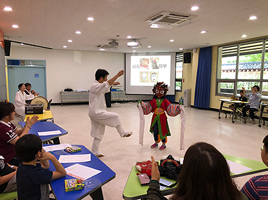 교실에서 수업중인 어린이들