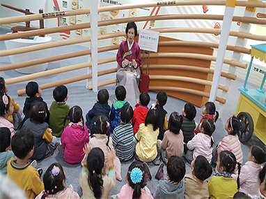 전시장에서 이야기들 듣고 있는 어린이들