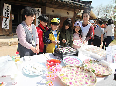 화전을 굽고 있는 어린이들