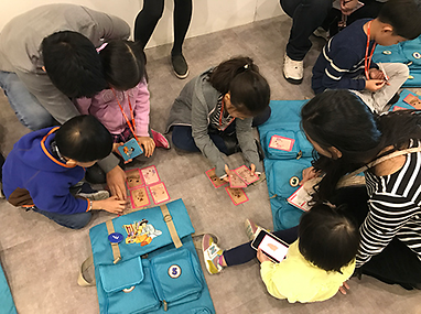 교구재로 수업중인 어린이들