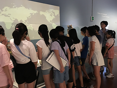 수업중인 어린이들