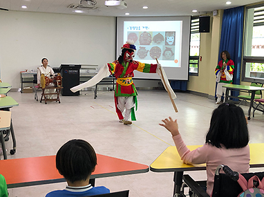 탈춤 교육 모습