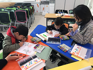 수업 중인 어린이들