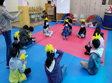 교실에서 수업중인 어린이들