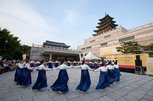 국립민속박물관 앞에서 강강술래 춤을 추는 사람들