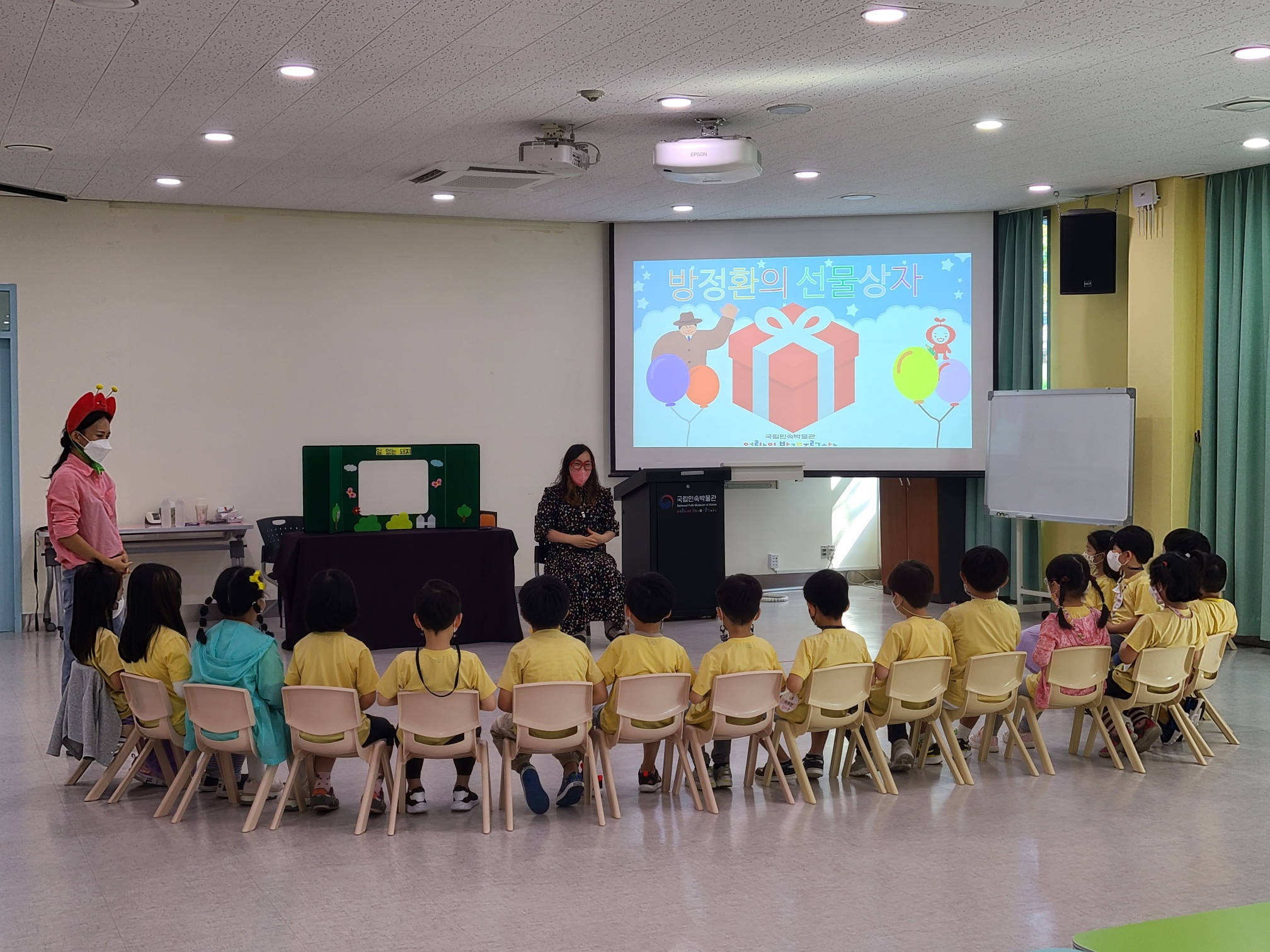 동화구연 듣는 어린이들