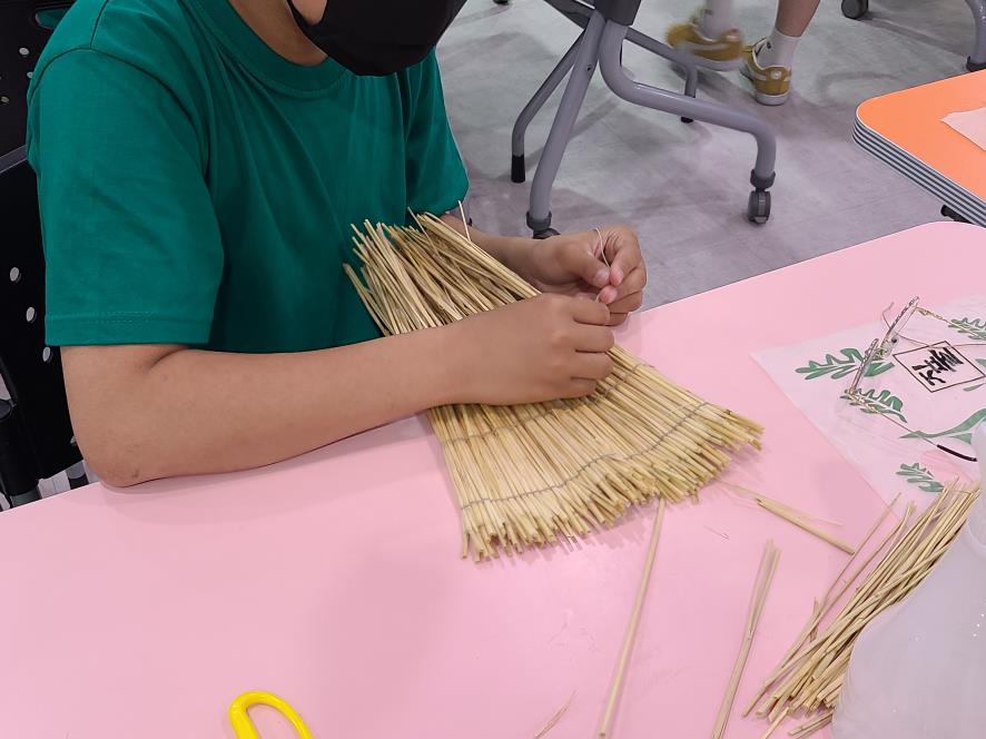 팔덕선 만들기 체험 모습