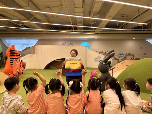 교육 중인 이야기 할머니와 교육을 듣고 있는 아이들