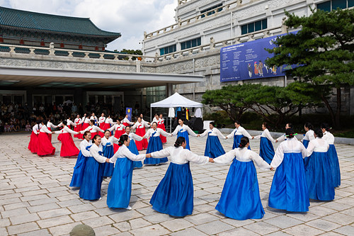 국립민속박물관 앞에서 강강술래 춤을 추는 사람들