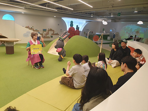 교육 중인 이야기 할머니와 교육을 듣고 있는 아이들