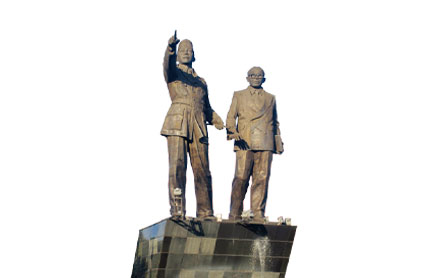 동상의 수까르노와 하따의 모습