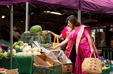 인도네시아 전통시장에서 과일을 사는 여성