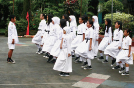 국기 게양 훈련을 하는 어린이들 이미지