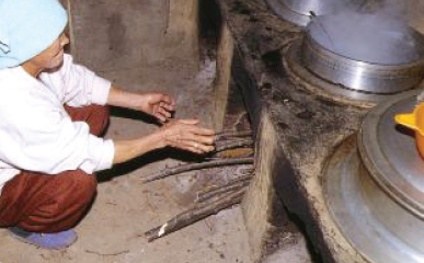 한국의 고유한 난방 방식인 온돌은 방바닥을 데워 추위를 막아줍니다.