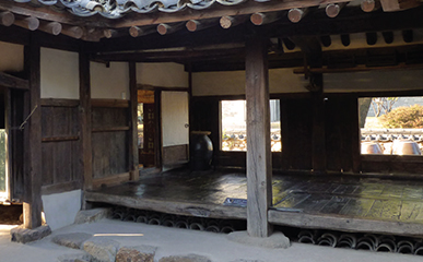 더운 여름에는 시원한 마루가 땀을 식혀줍니다.