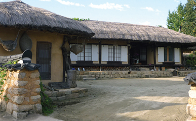 한옥은 기후에 따라 집의 모양이 다릅니다.