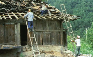 전통가옥은 지붕 형태에 따라 집의 모양이 다릅니다.