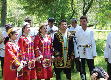 페르가나의 전통 합창단