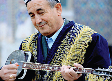 루밥을 연주는 모습